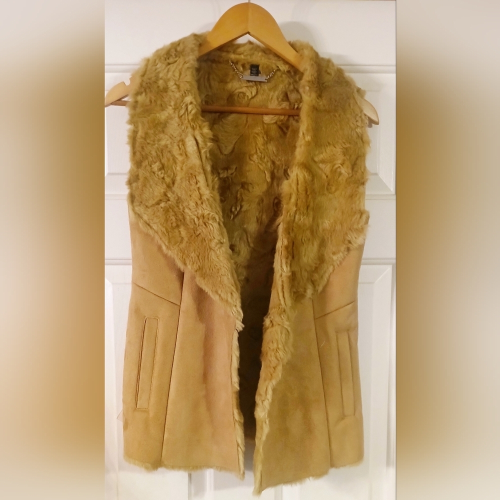 NWOT  White House Black Market Faux Fur Suede Vest in Tan Size XS